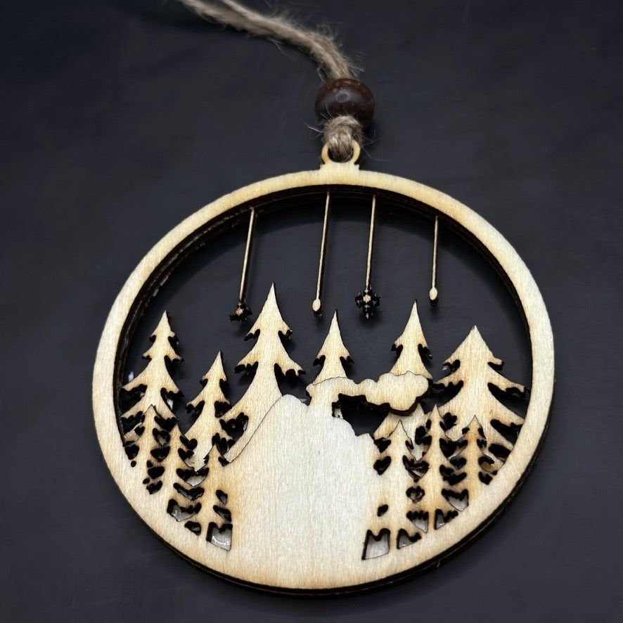 Вълшебна нощ край горската къща - Дървена коледна украса