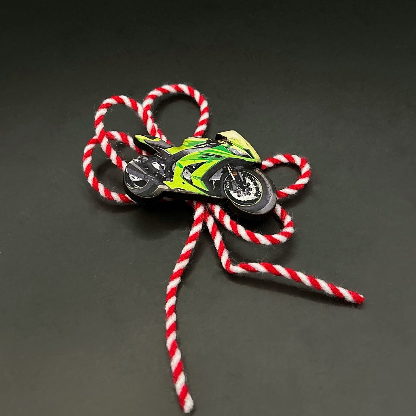 Мартеница със зелен мотор за закачане