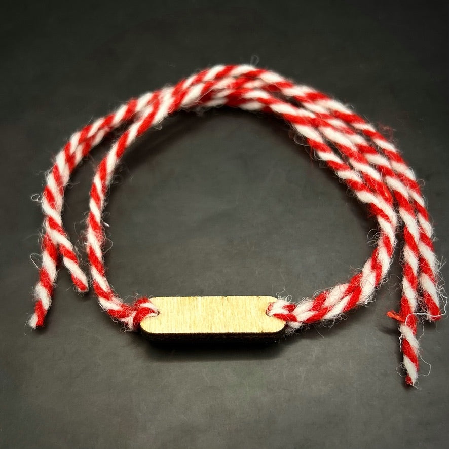 Ръчно изработена персонализирана вълнена мартеница с правоъгълна форма