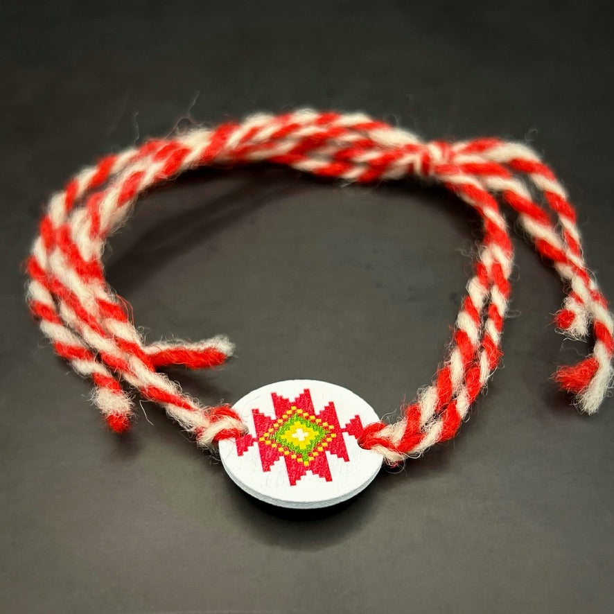 Универсални ръчно изработени мартеници с традиционен български дизайн