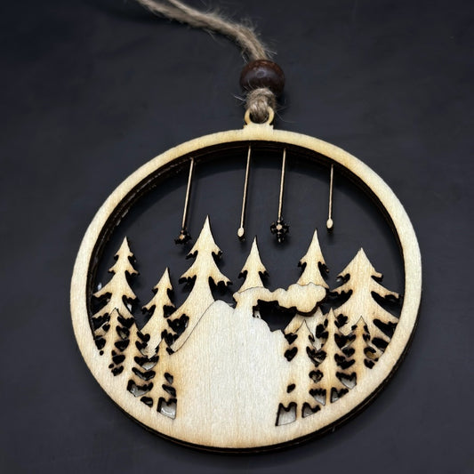 Вълшебна нощ край горската къща - Дървена коледна украса