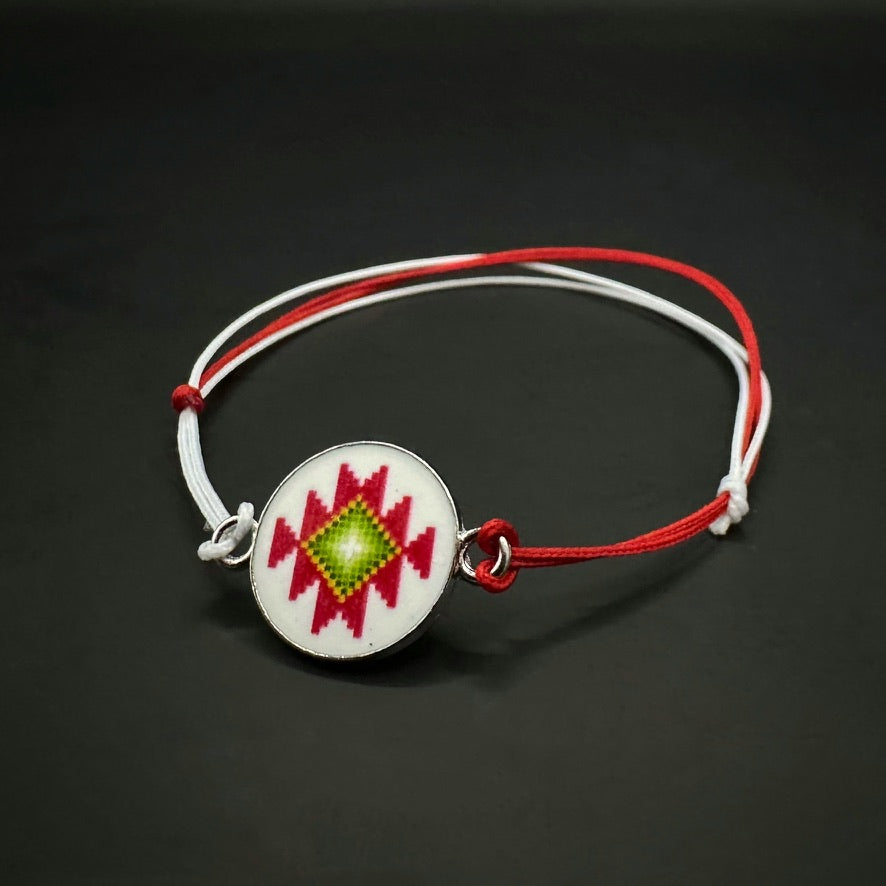 българска мартеница с фолклорна шевица