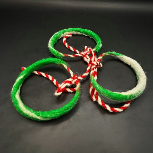 мартеница от вълна с цветни нюанси