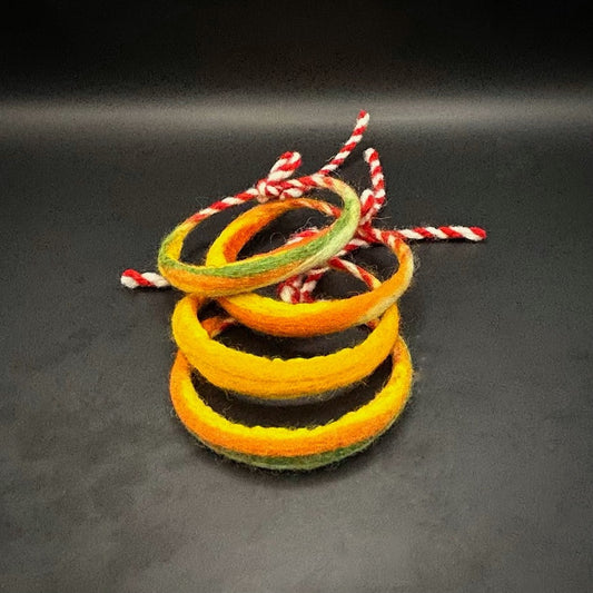 мартеница от вълна с цветни нюанси