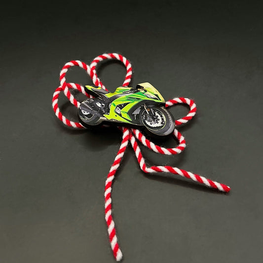 Мартеница със зелен мотор за закачане