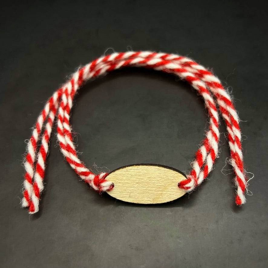 Ръчно изработена персонализирана вълнена мартеница с елипсовидна форма