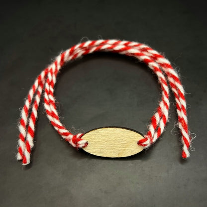 Ръчно изработена персонализирана вълнена мартеница с елипсовидна форма