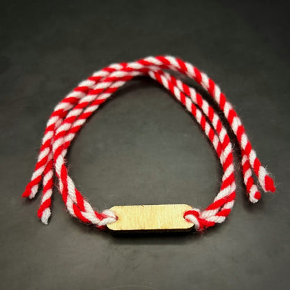 Ръчно изработена персонализирана мартеница от памучни конци с правоъгълна форма