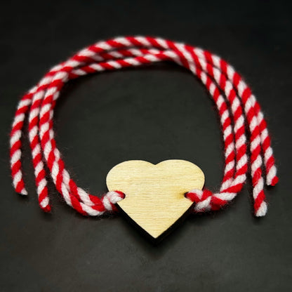 Ръчно изработена персонализирана мартеница от памучни конци със сърцевидна форма