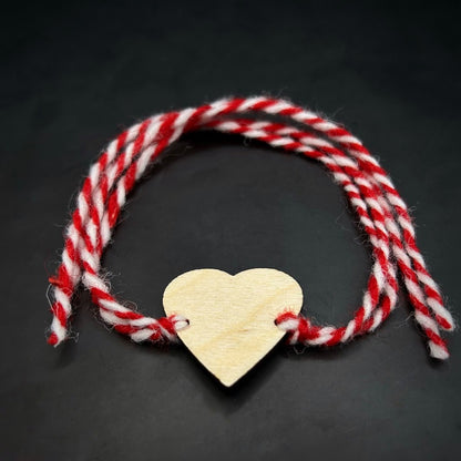 Ръчно изработена персонализирана вълнена мартеница със сърцевидна форма