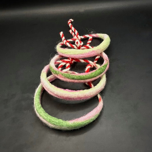 ръчно изработена вълнена мартеница