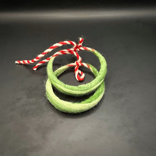 вълнена мартеница в различни цветови нюанси